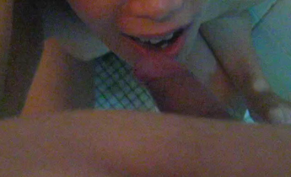 港女聽教聽話用口接尿 港男命令式：含著