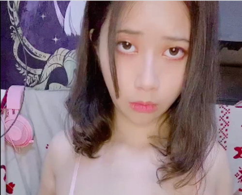 港女海爾 露粉嫩乳頭流出